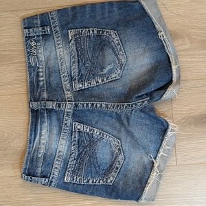 Silver jeans Toni 3 1/2 light wash distress Jean shorts in size 26